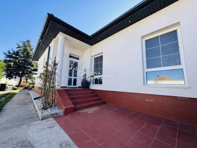 130 nm-es felujitott csaladhaz garazzal es terasszal