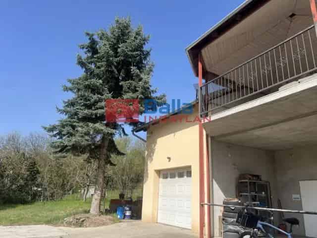 Eladó telephely Pócsmegyeren 144 m² 3 szoba