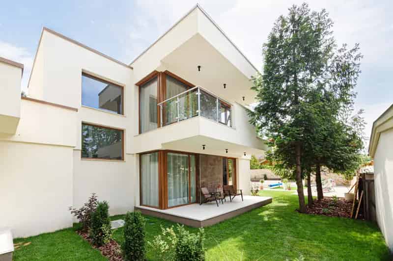 Siófoki Balaton-parti társasház eladó - 5 apartman, medence, szauna