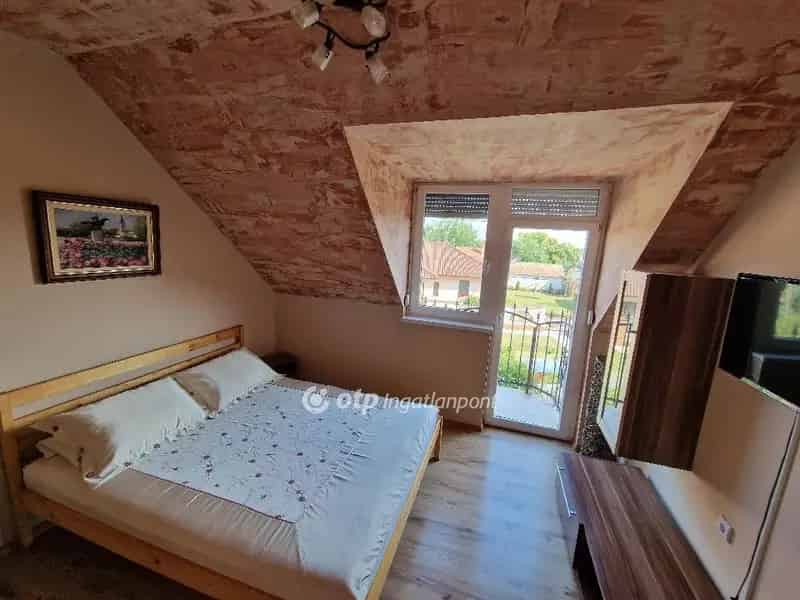 Hajdúszoboszló 763m2-es telken eladó két szintes ház 4 apartmannal