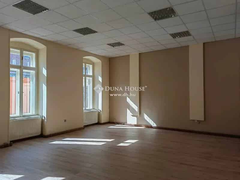 185m2-es 6 irodas Polgari Lakas Kiado Pecs Belvarosban
