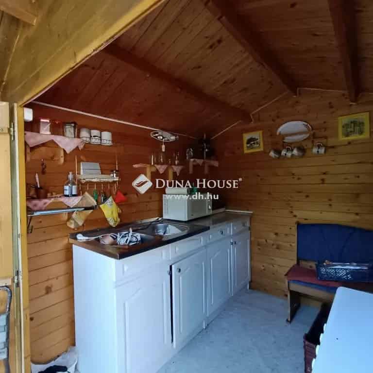 Hegyi birtok Zalakaros közelében gyümölcsfákkal