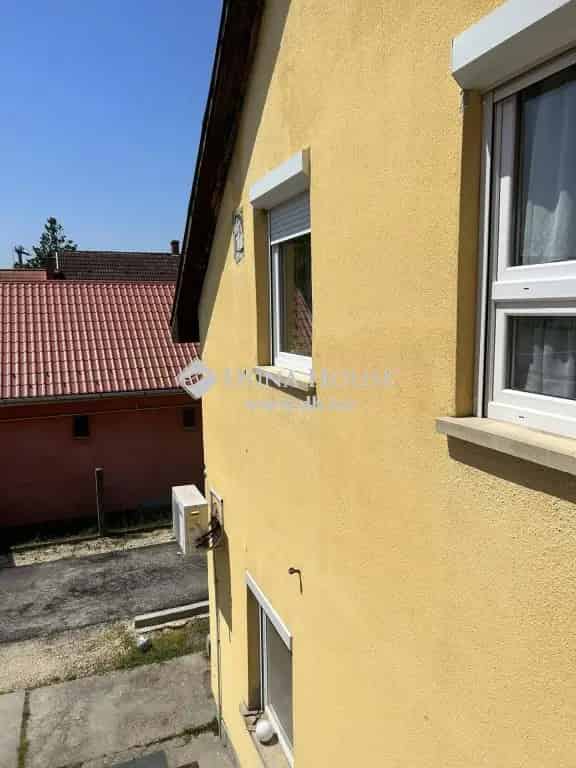 Vecsési 100 nm-es 3 hálószobás tetőtéri lakás 270 nm kerttel