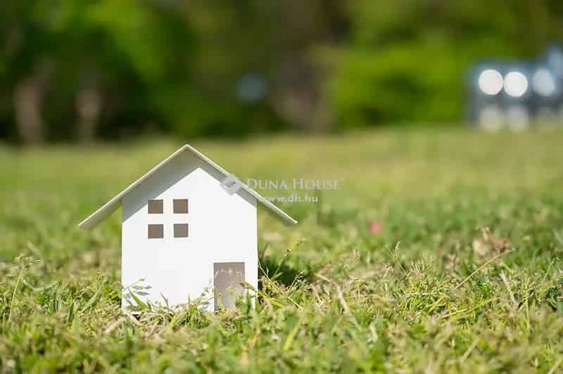 2285 m2-es telek eladó 120 m2-es épülettel Pellérden