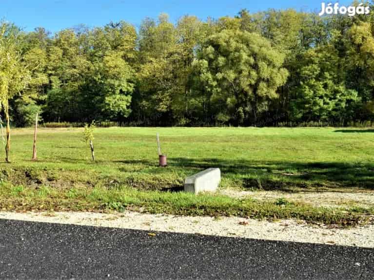 Győrszemere 833 m2-es Teljes Közműves Építési Telek Eladó