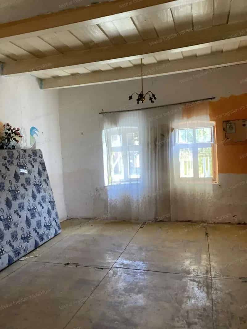 Felujitando csaldi haz Ujszaszon