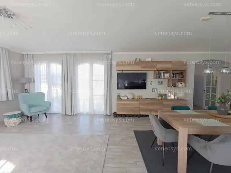Székesfehérvár 190m2-es családi ház eladó - 5 szoba, garázs, dupla terasz