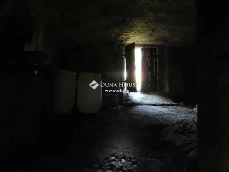 Tárnok Újhegyi utca mészkő pince eladó