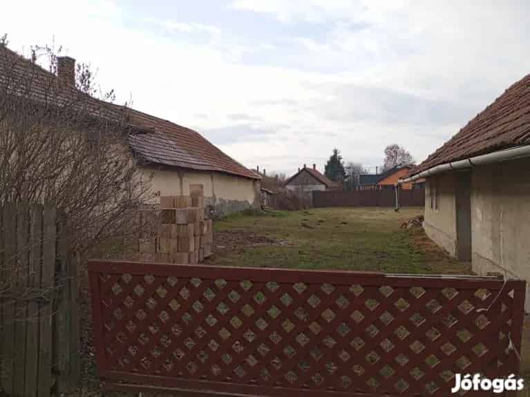 Felújítandó családi ház Füzesabonyban 700m2-es telken