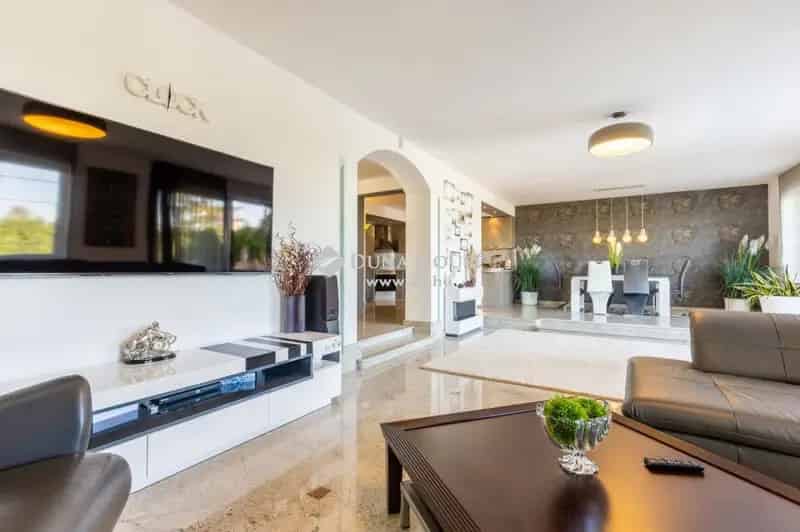Luxus Villa Eladó Táborhegyen Panorámás Kilátással