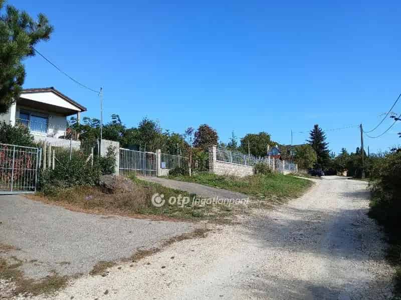 Buda panorámás telke kiváló infrastruktúrával