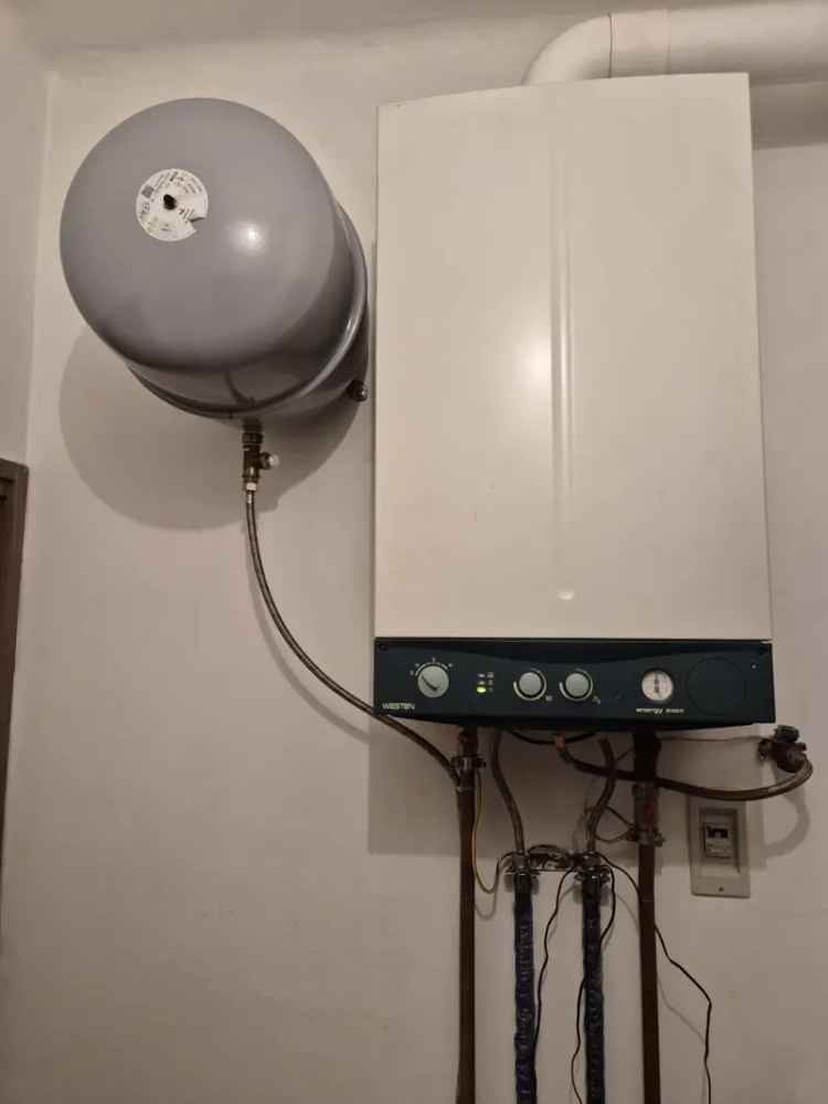 80-as évekbeli téglaház eladó 2 szobával hatalmas terasszal és 1200 m2-es kerttel
