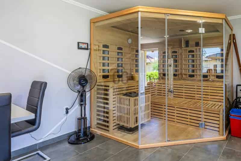 Dunakeszi Luxus Családi Ház Wellnesszel és Külön Házikóval