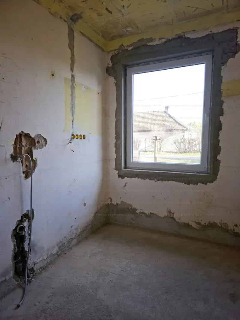 Cegléden eladó családi ház befejezésre vár