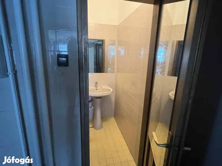 Ceglédi üzlethelyiség eladó 660 m2 2 szinttel