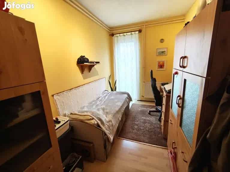 Tágas lakás Komáromban a Lovarda téren