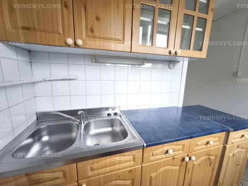 Eladó Kazincbarcikán a Dobó István téren egy 52 m²  2 szobás szép állapotú részben felújított lakás.