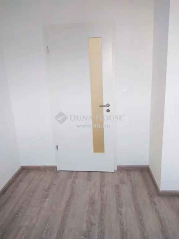70 m2-es felujitott 2 szobas erkellyes lakás elado