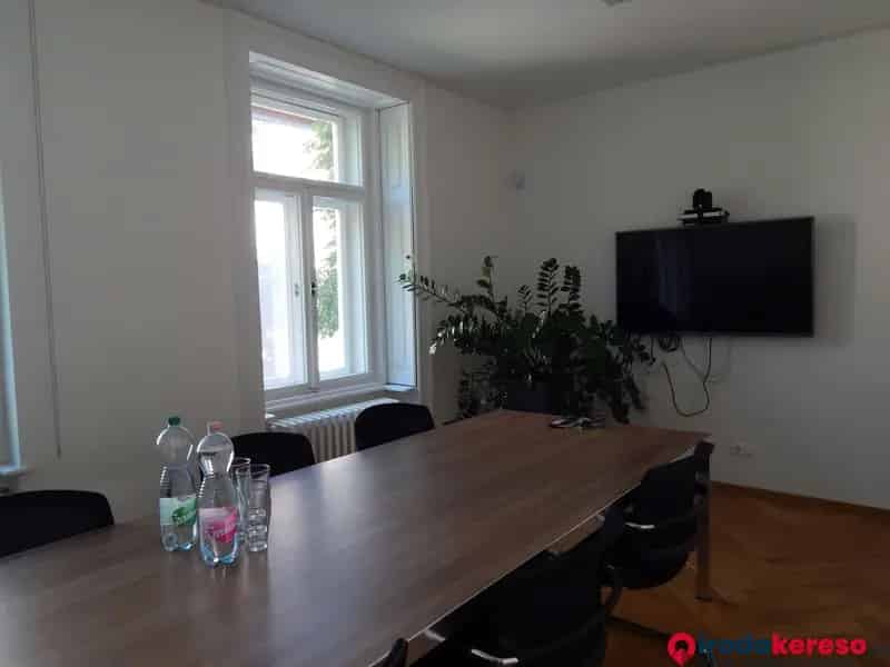 Beethoven Villa - Felújított Irodaház Kerttel és Parkolással