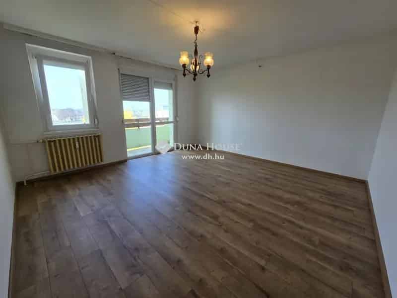 Ajkán 54 nm-es 2 szobás erkélyes lakás eladó