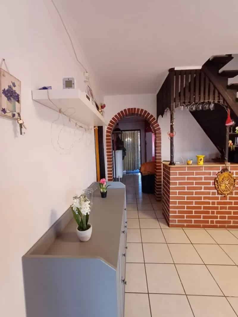 Etyeki családi ház eladó - 5 szoba, 2 nappali, 3 fürdő, 3 garázs