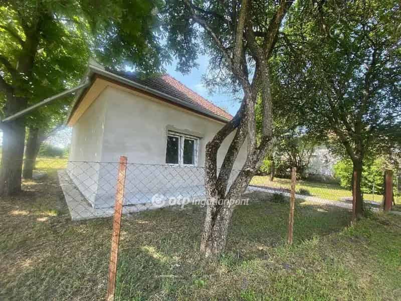 42 2 m2-es felújított családi ház Újszászban 700 m2 telekkel