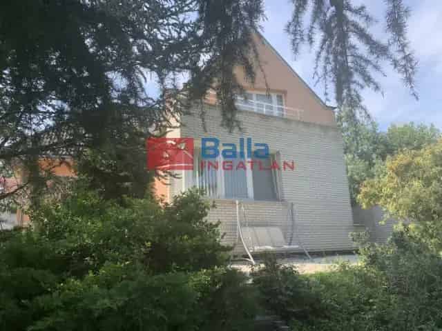 Szentendre családi ház eladó - 3 generációs, 7 szobás, medence, fitneszterem
