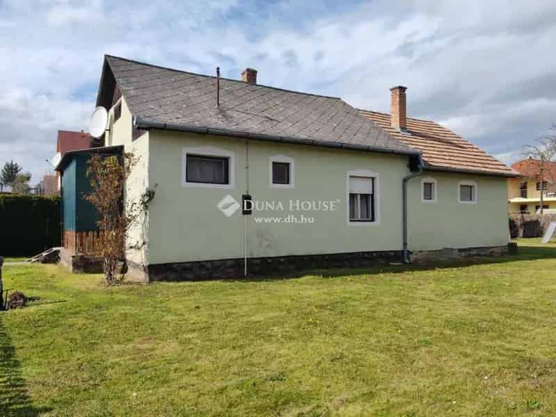 Balatonmáriafürdői nyaraló eladó - 2 lakás, kert, strand közel