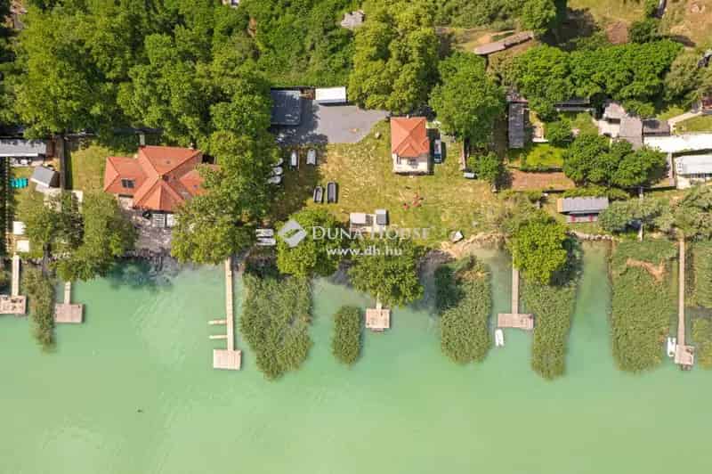 Balaton vizparti telek elado 4885 nm 6 stég házakkal