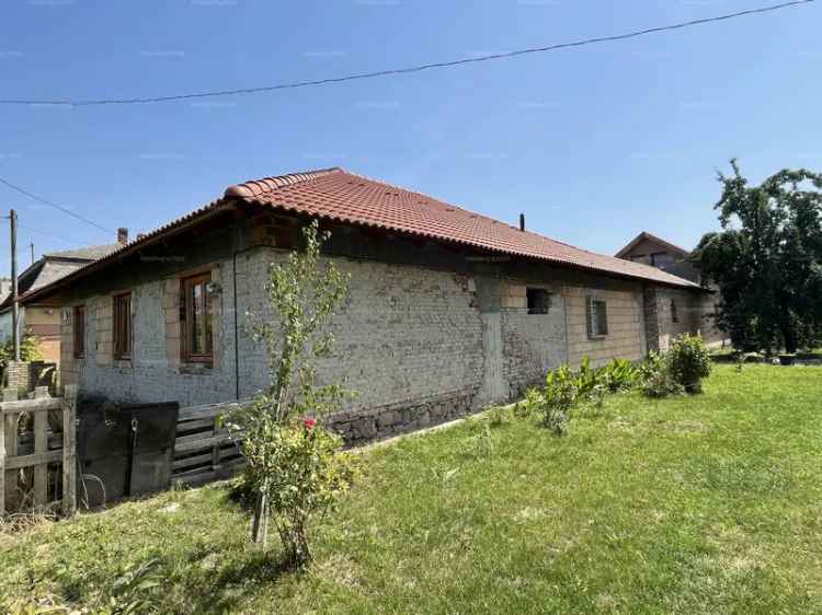 Családi ház eladó Sárpilisen, 1852 m2 telekkel, 2 különálló ingatlan