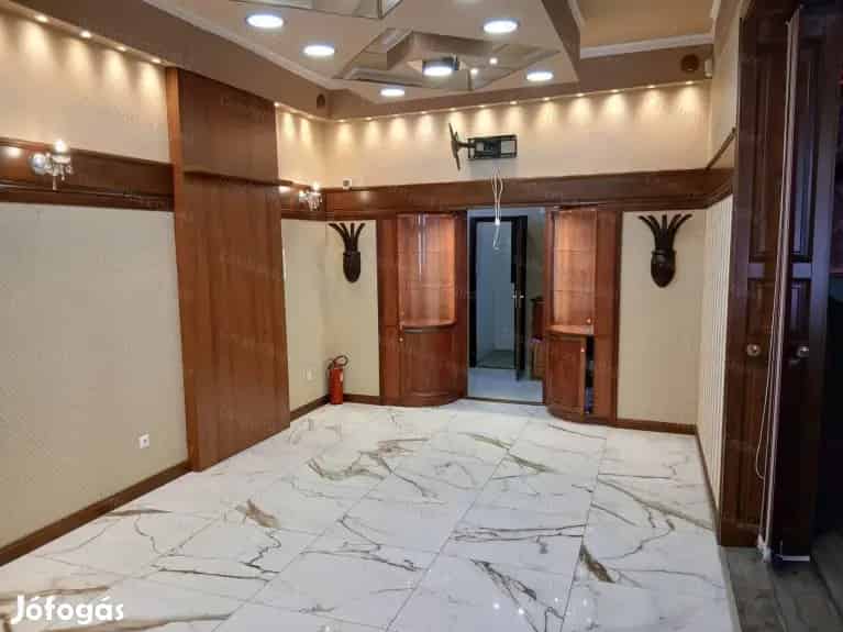 350 m2-es Üzlethelyiség Cegléden eladó