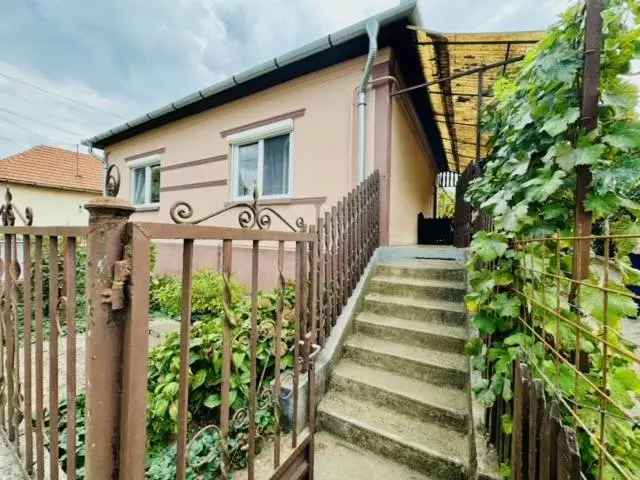 Hangácsi 80 nm-es felújított családi ház eladó