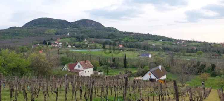 Eladó zártkerti telek Badacsonytomajon gyönyörű panorámával