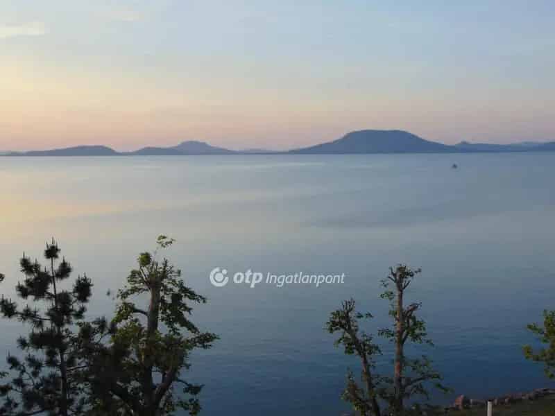 Balatonfenyvesi panorámás vízparti lakás eladó