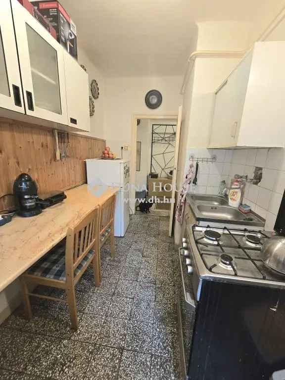 Pécs Athinay utca 2 szobás erkélyes lakás eladó