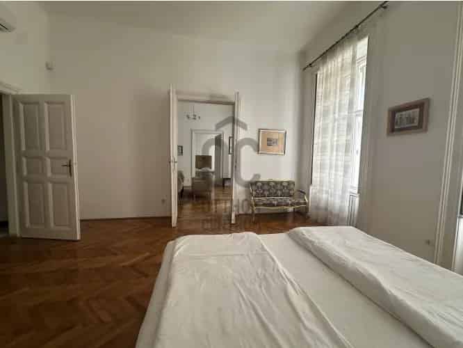 Budapest Váci utcai 137 nm-es, 3 szobás nagypolgári lakás eladó