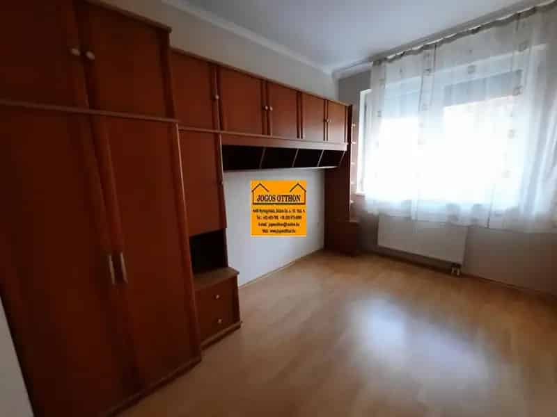 Kiadó téglalakás Nyíregyházán - Nappali + 1 szoba