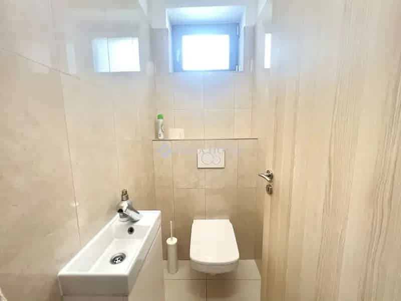 Márkói családi ház eladó - 5 szoba, dupla garázs, modern