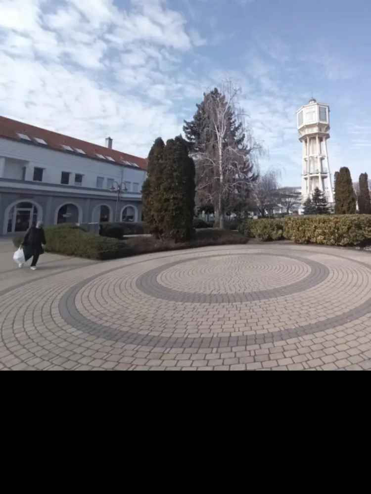 Eladó üzlethelyiség Siófok belvárosában, 100 m-re a víztoronytól