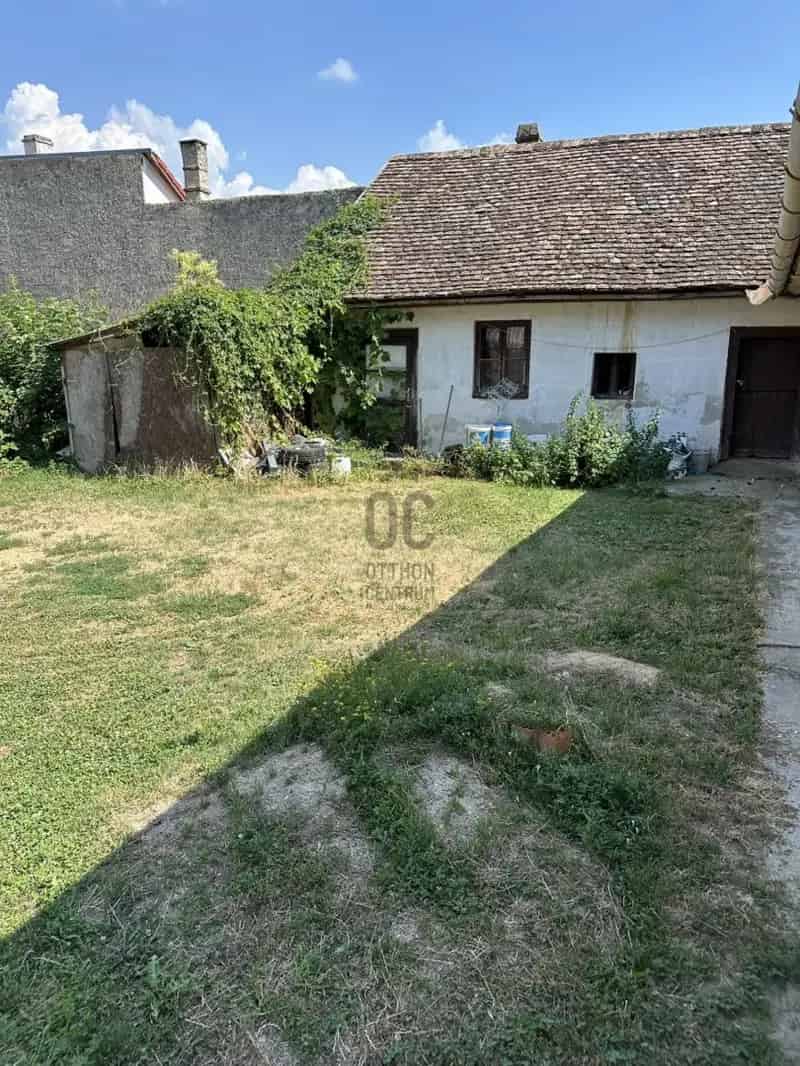 Pécsváradi családi ház eladó - 4 szoba, nagy telek