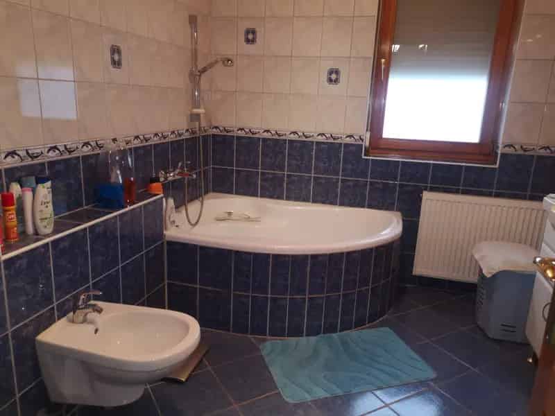 Erd Csaladi Haz Elado - 220 m2 - dupla telek - uszomedences