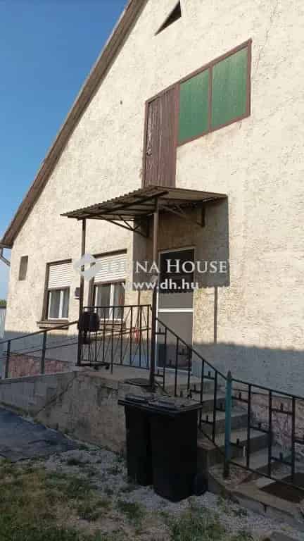 Eladó ikerházrész Komárom Szőnyben 61 m2 672 m2 telekkel