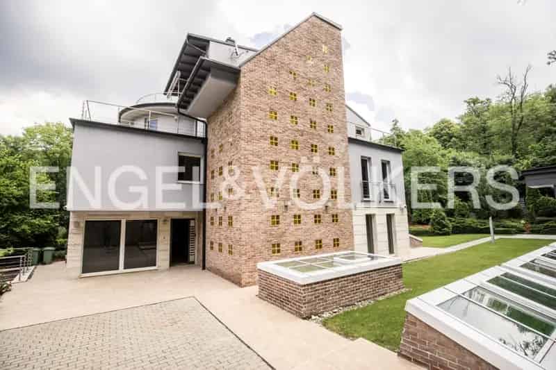 Modern 5 szintes épület lifttel és teremgarázzsal eladó