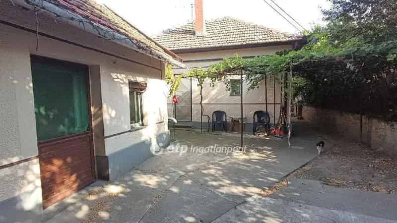 65 nm-es ház eladó Baks központjában