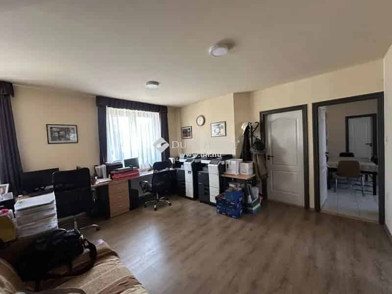 Hajduboszorményi Emeletes Irodaház Kiadó - 300m2