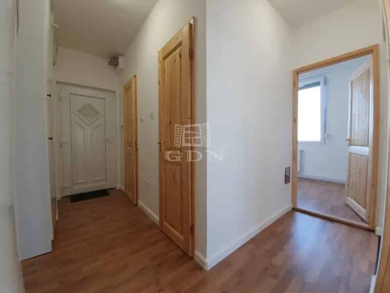 56m2-es felújított lakás erkéllyel Rádió lakótelepen