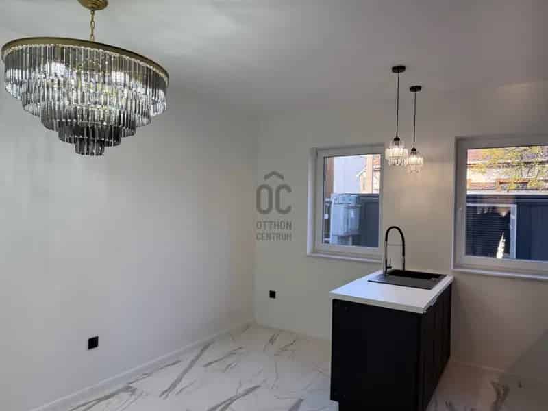 Pestújhelyi modern családi ház eladó - Hőszivattyú, napelem, jakuzzi