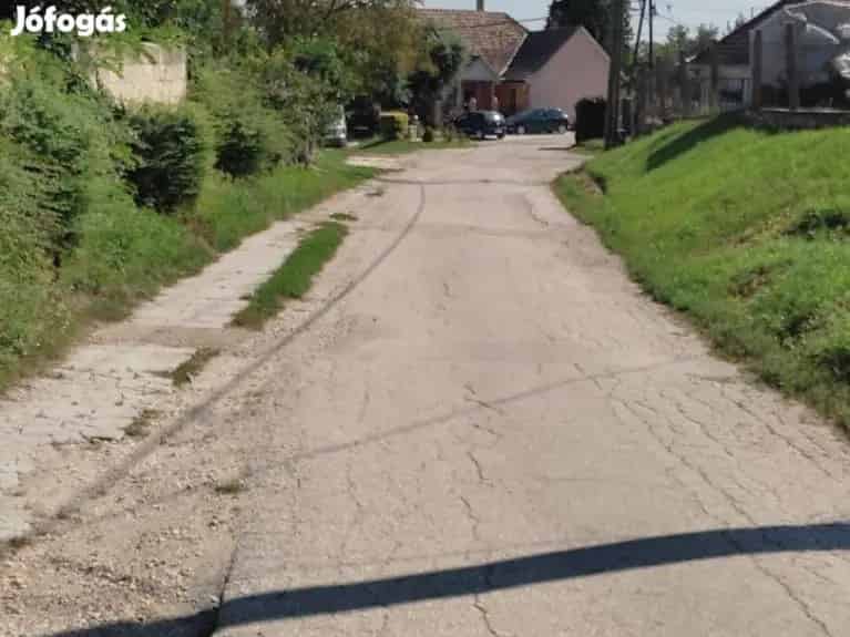 Mányon eladó részben közműves telek 662 m2
