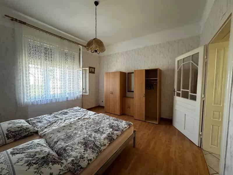 90 m2-es családi ház 5452 m2-es telken eladó