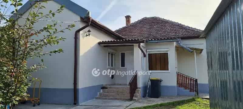 Újszász 73nm-es 2 5 szobás ház eladó
